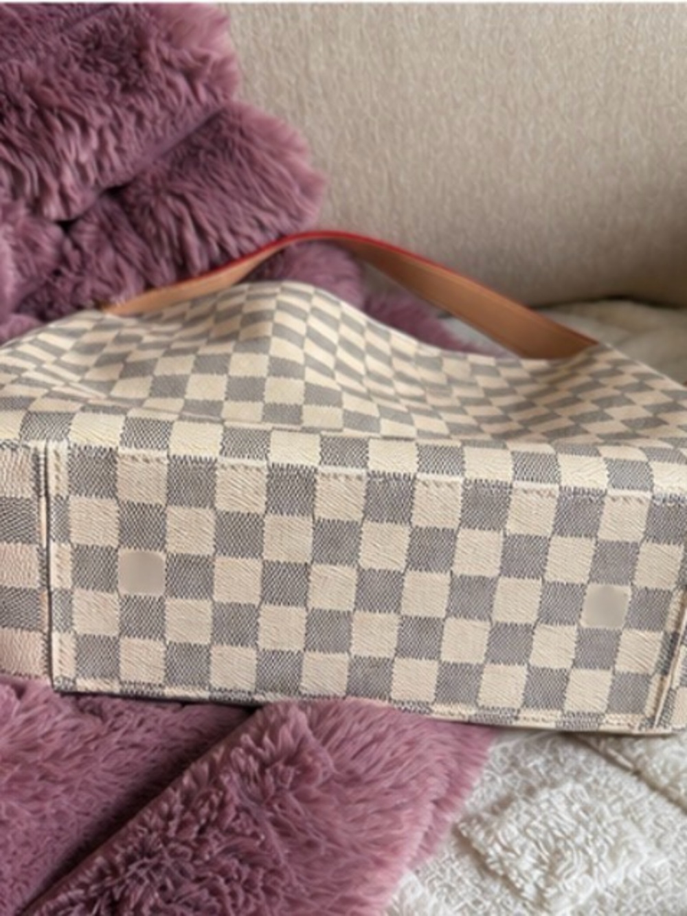 Cute Medium Shoulder Bag - Picture 2 of 5